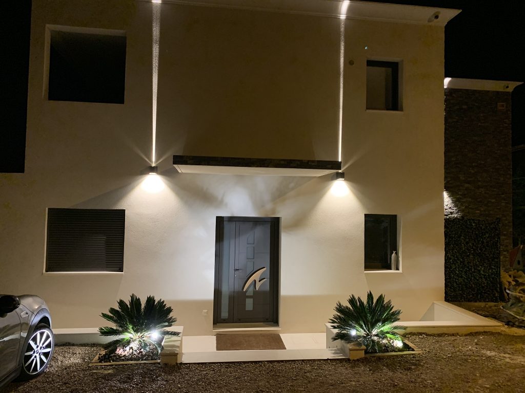 Éclairage d'une façade de villa