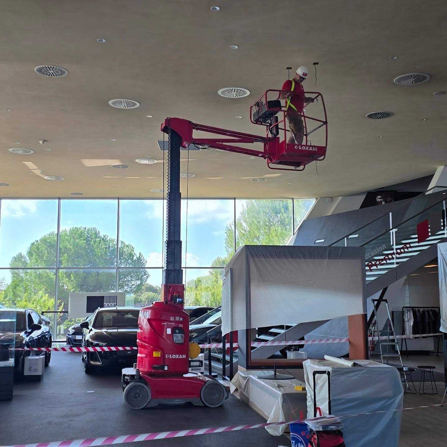 Pose de luminaires en nacelle chez Audi Mougins
