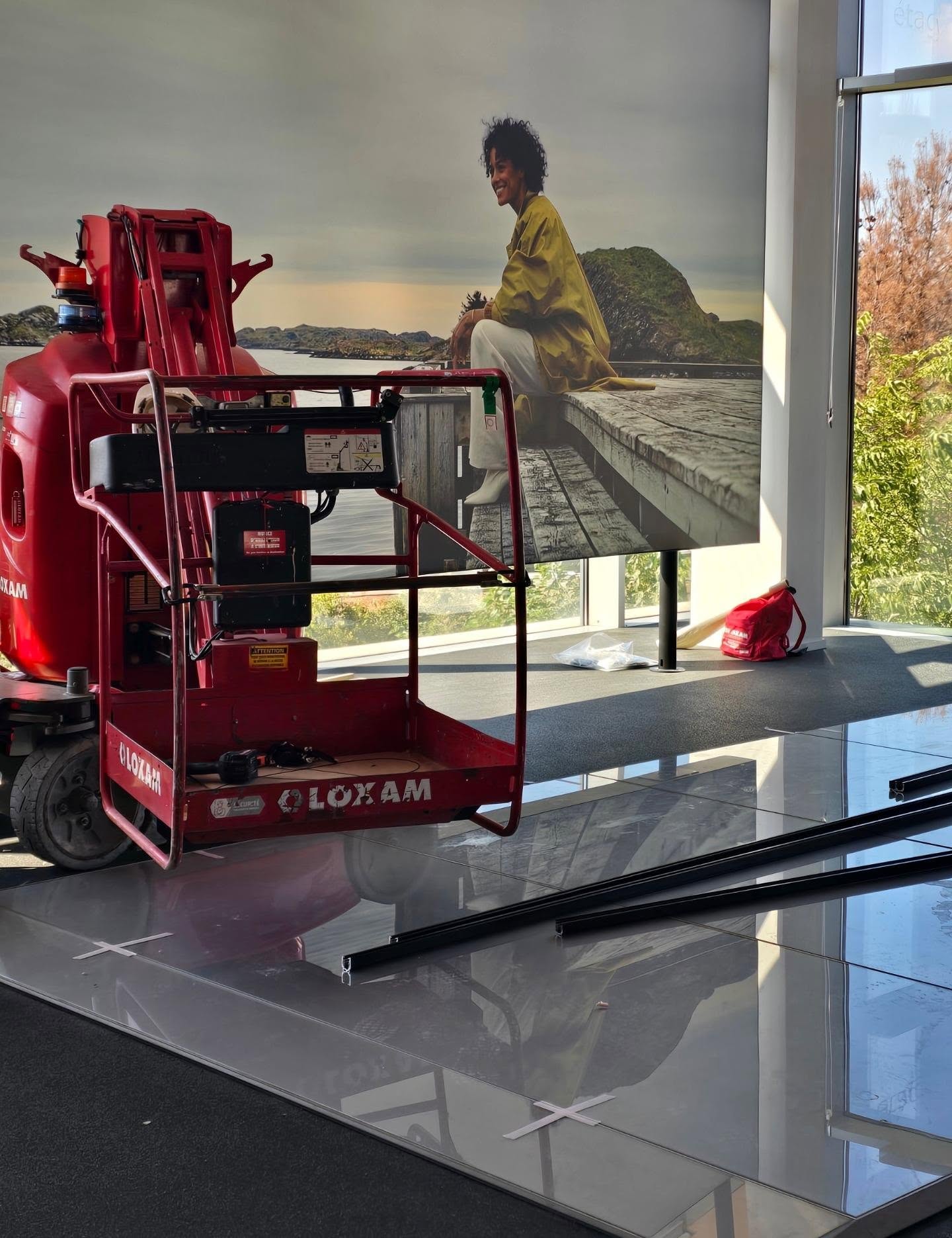 Préparation du panneau publicitaire rétroéclairé chez Audi Mougins