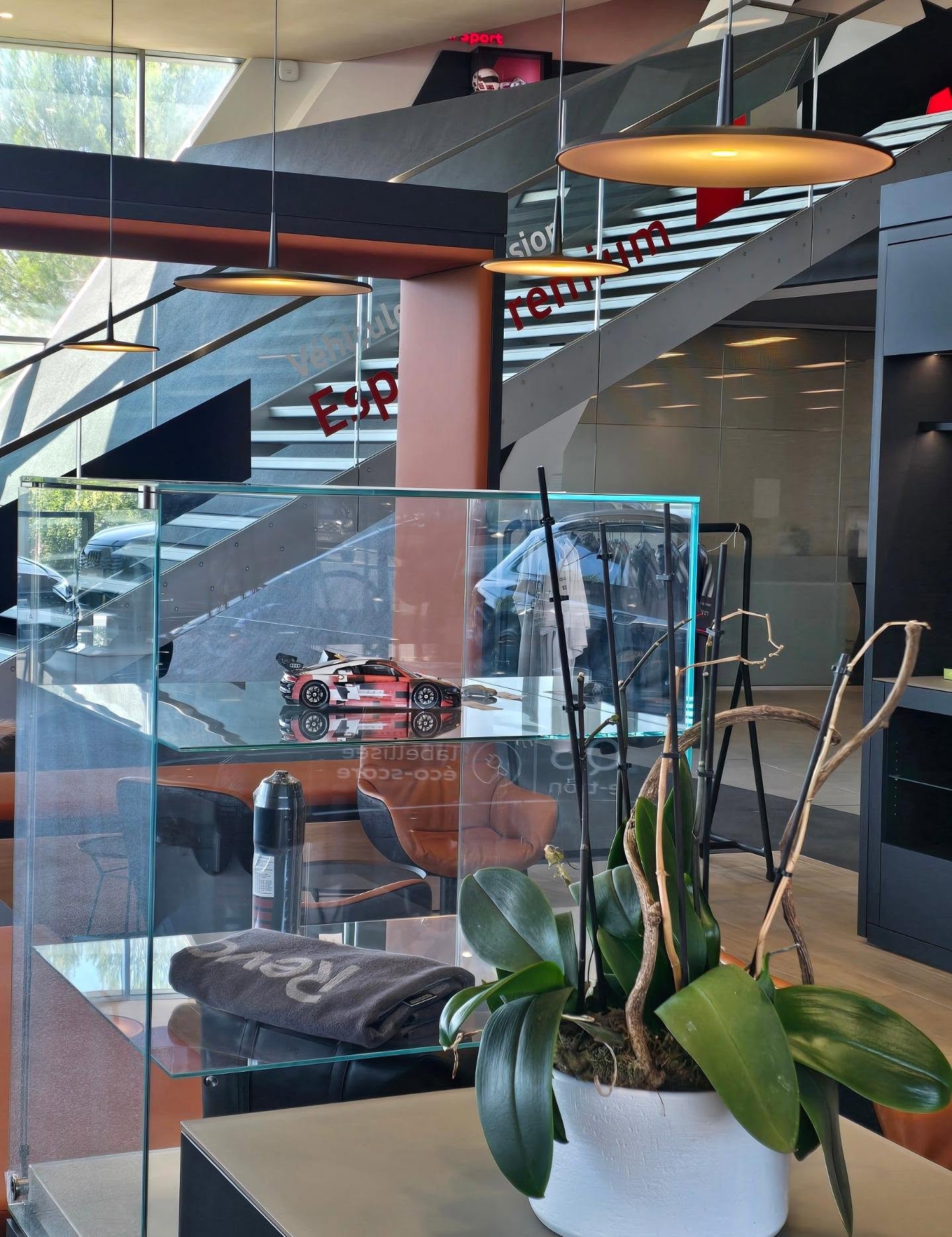 Zone de réception client du showroom Audi Mougins après aménagement