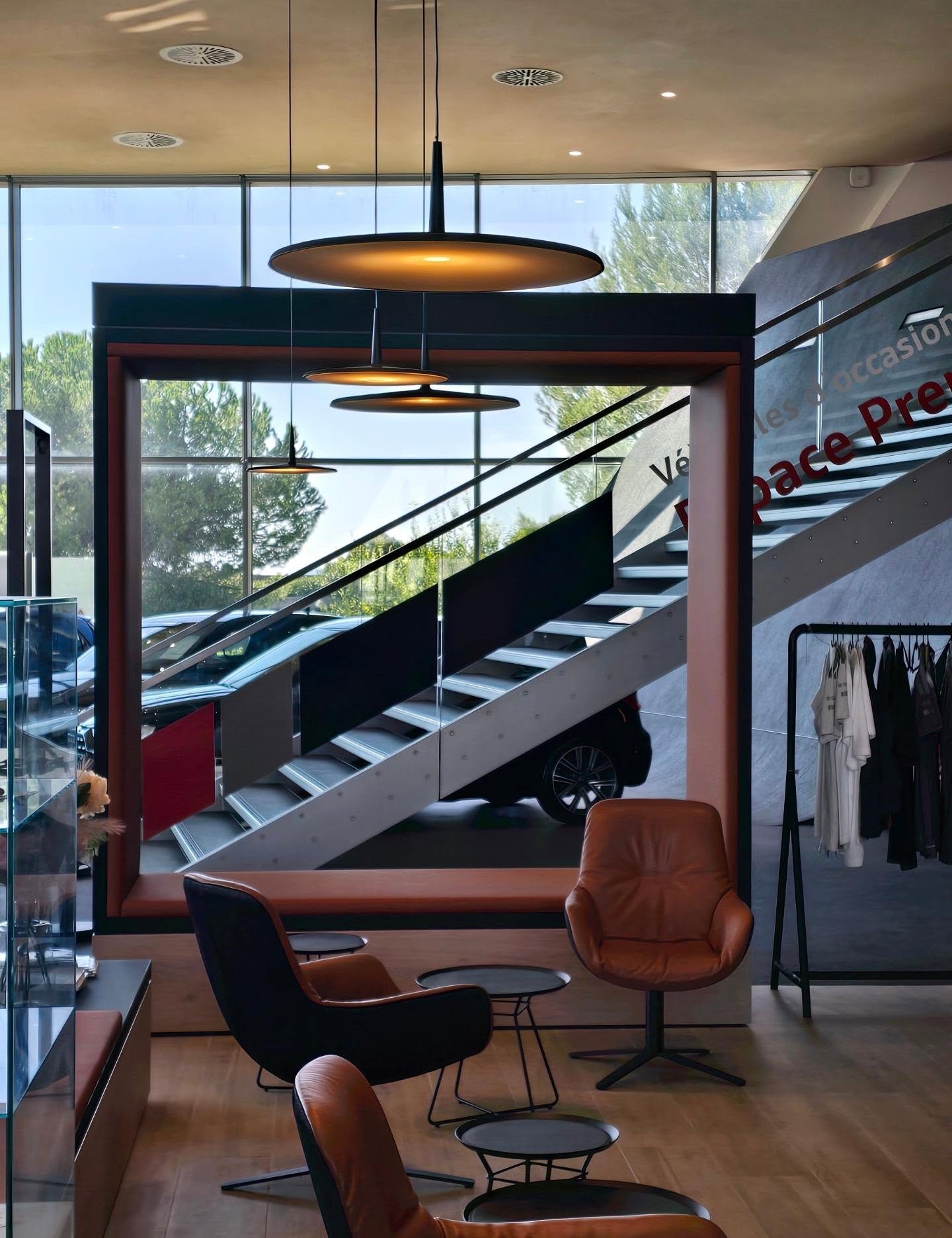 Espace détente client et luminaires en suspension chez Audi Mougins